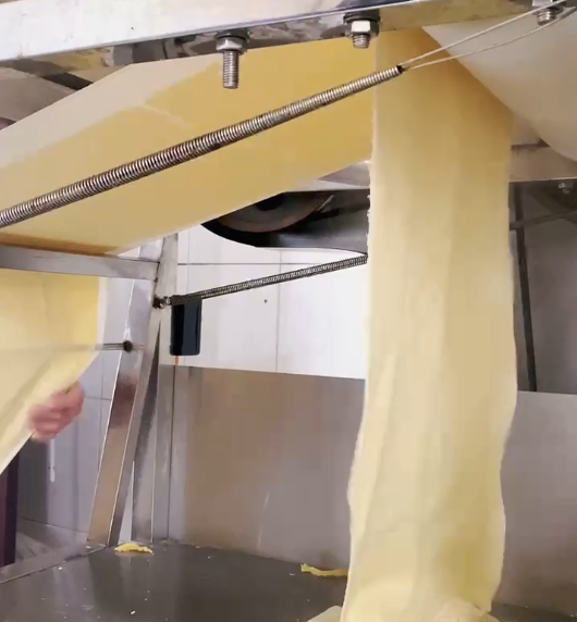 豆皮機扒皮過程