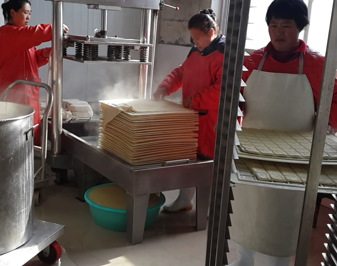 豆皮機加工廠流水線作業