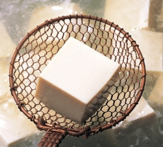用豆腐機(jī)做的豆腐摔不爛