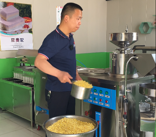 老鐵轉(zhuǎn)行用豆腐機(jī)做豆腐