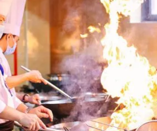 大廚用豆腐機(jī)做豆腐