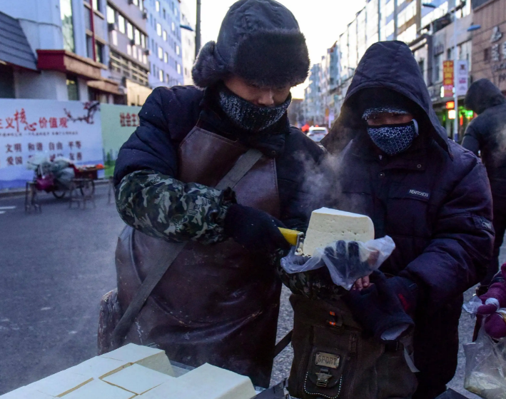 老爺子用豆腐機(jī)做豆腐