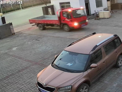 老鐵駕車前來提豆腐機設備