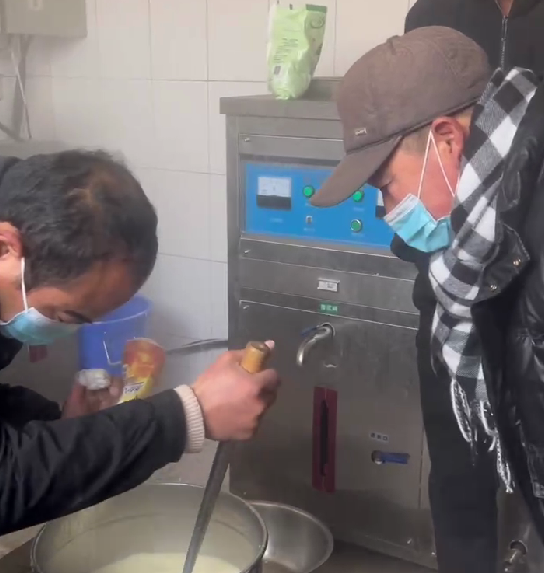 老爺子學習豆貴妃豆腐機做豆腐 老爺子學習豆貴妃豆腐機做豆腐