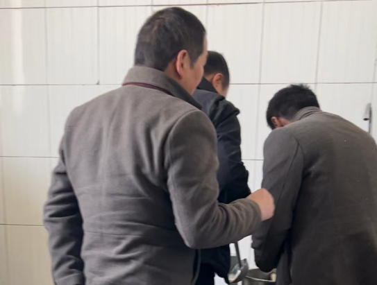 老鐵學習做豆腐